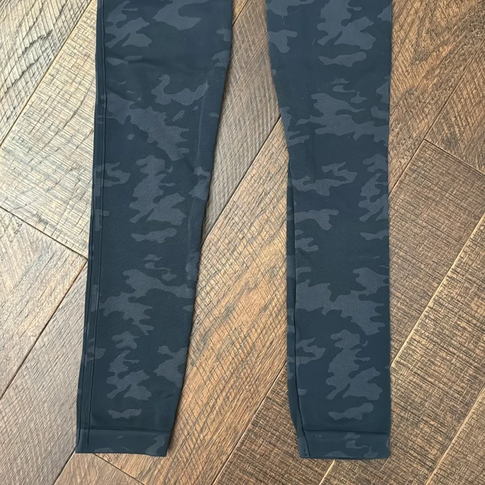 Spanx Medium Leggings Look at Me Now in Black Camo - Picture 6 of 9